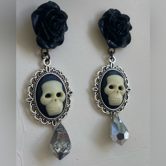 Crystal tear drop cameo skeleton skull black rose earrings charming delicate - Picture 2 of 4